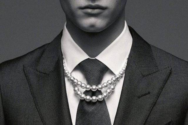 Can men wear pearls? - HELAS Jewelry