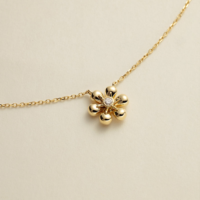 18K Gold Diamond Flower Core Dainty Necklace