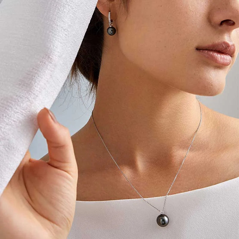 MYSTERY COLLECTION Tahitian Pearl 18K Gold Sole Diamond Necklace MYSTERY COLLECTION Tahitian Pearl 18K Gold Sole Diamond Necklace The Mystery Collection