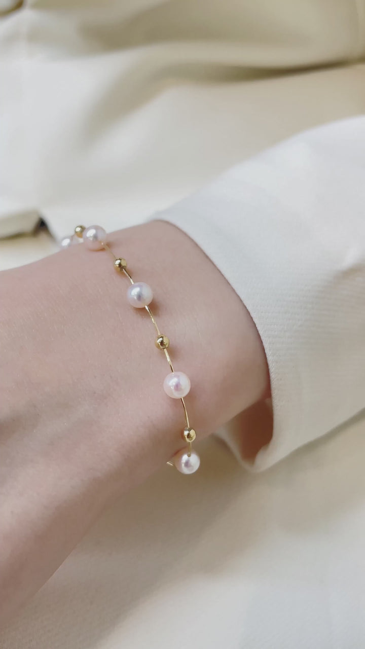 Akoya Pearls 18k Gold Baby's Breath Herringbone Chain Bracelet