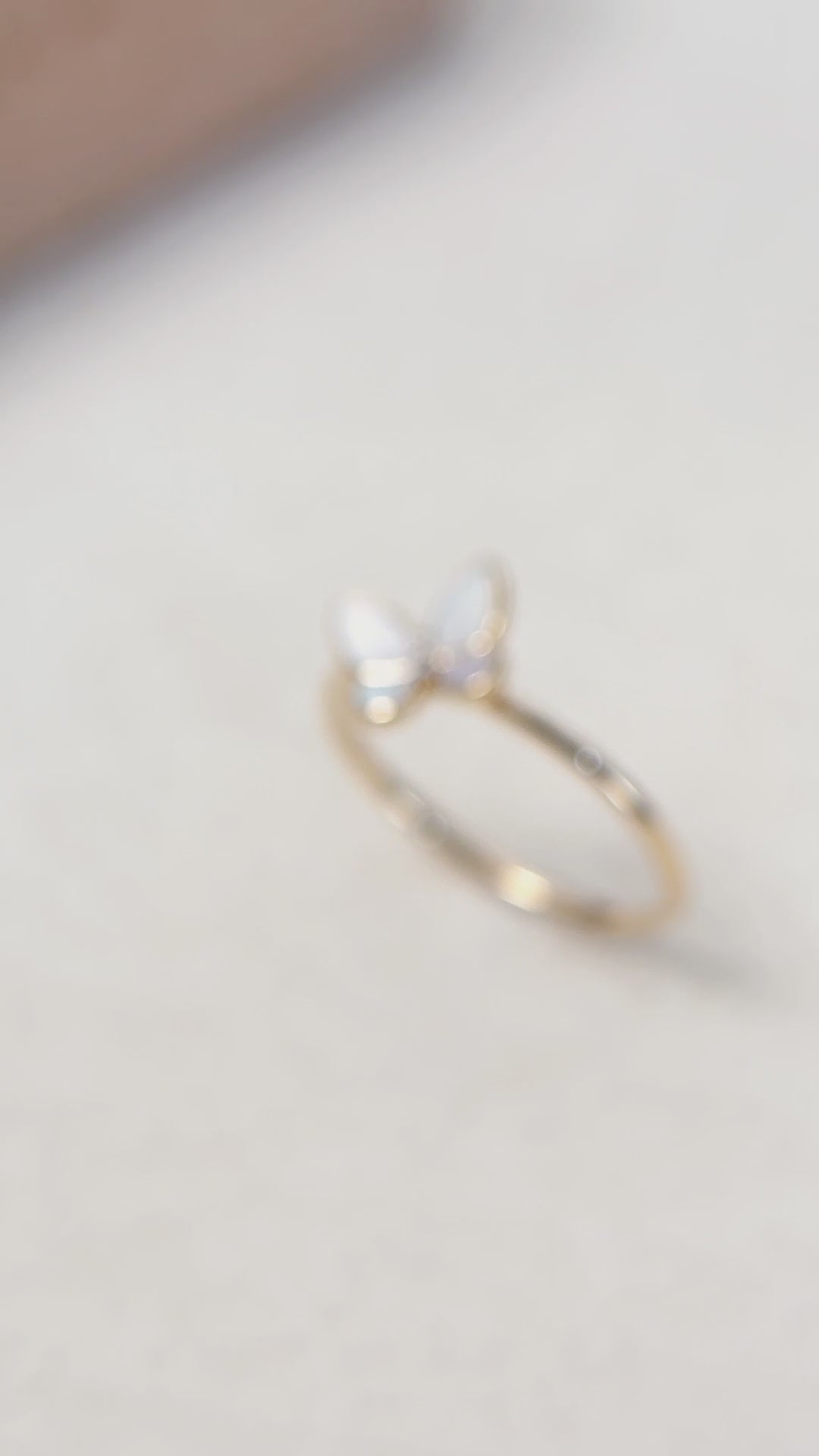 Mother-of-pearl 18K Gold Diamond Whole Butterfly Ring