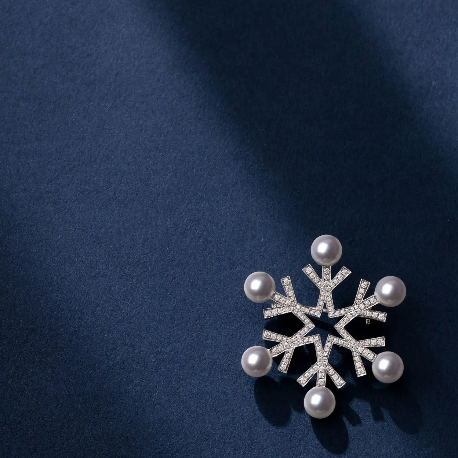 PEARLY CHRISTMAS LIMITED COLLECTION AKOYA PEARL 18K GOLD CHRISTMAS TREE BROOCH - HELAS Jewelry